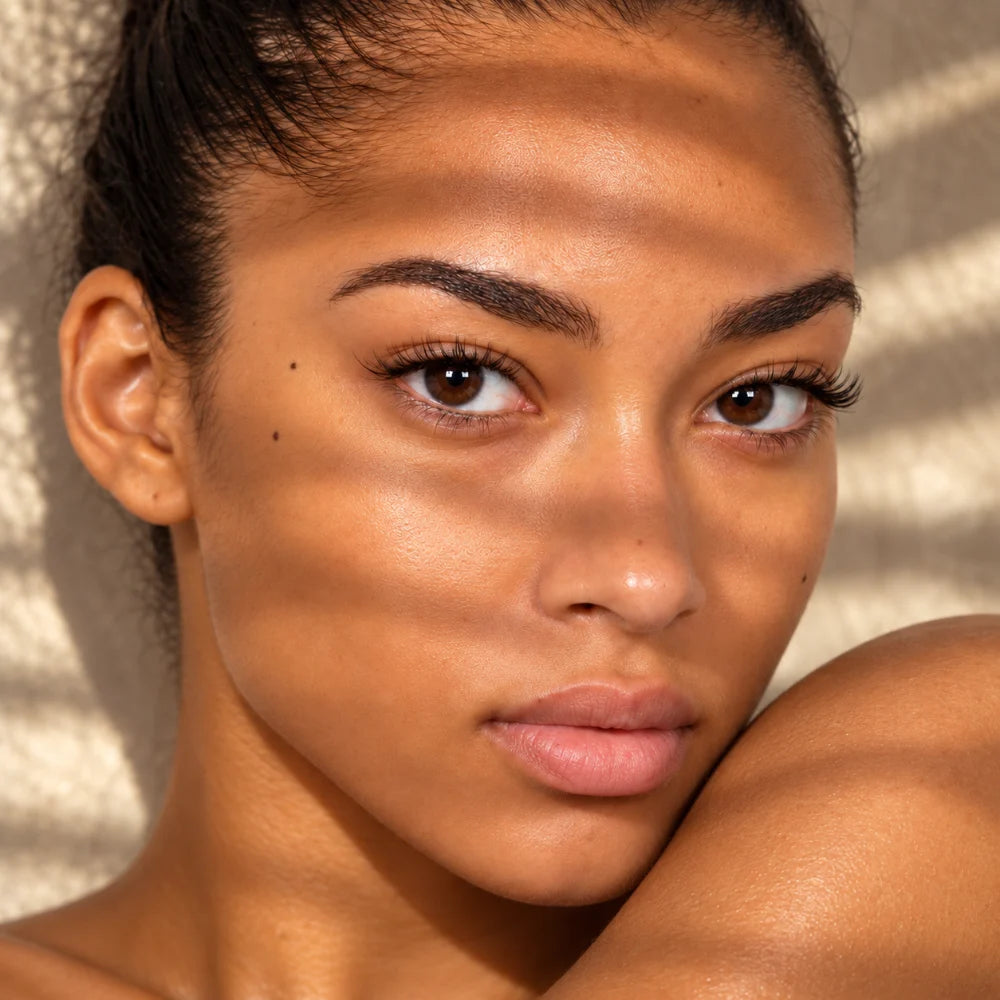 Model met Daily Charm in zonlicht en schaduw