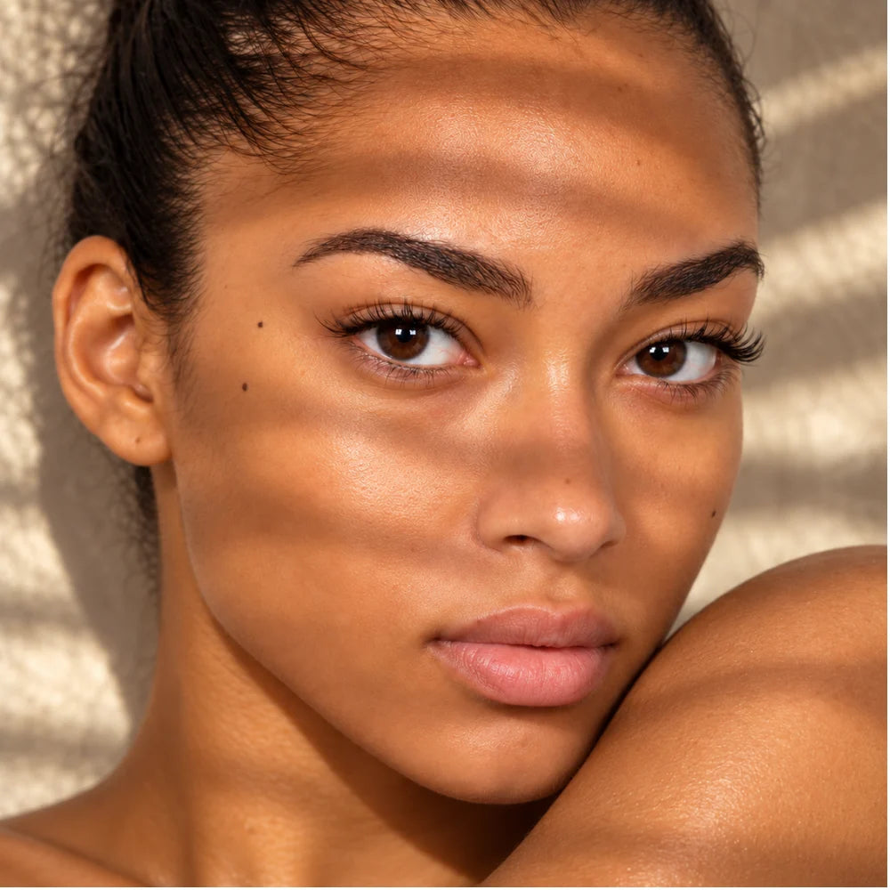 Model met Daily Charm in zonlicht