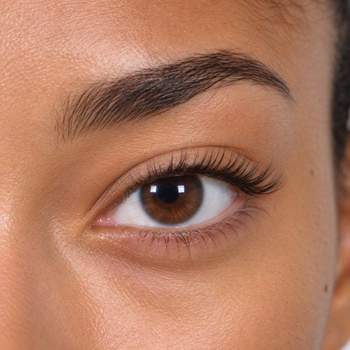 Nahaufnahme von Daily Charm an einem Auge