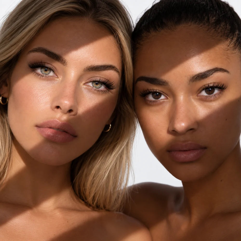 Twee modellen met Midnight Kiss