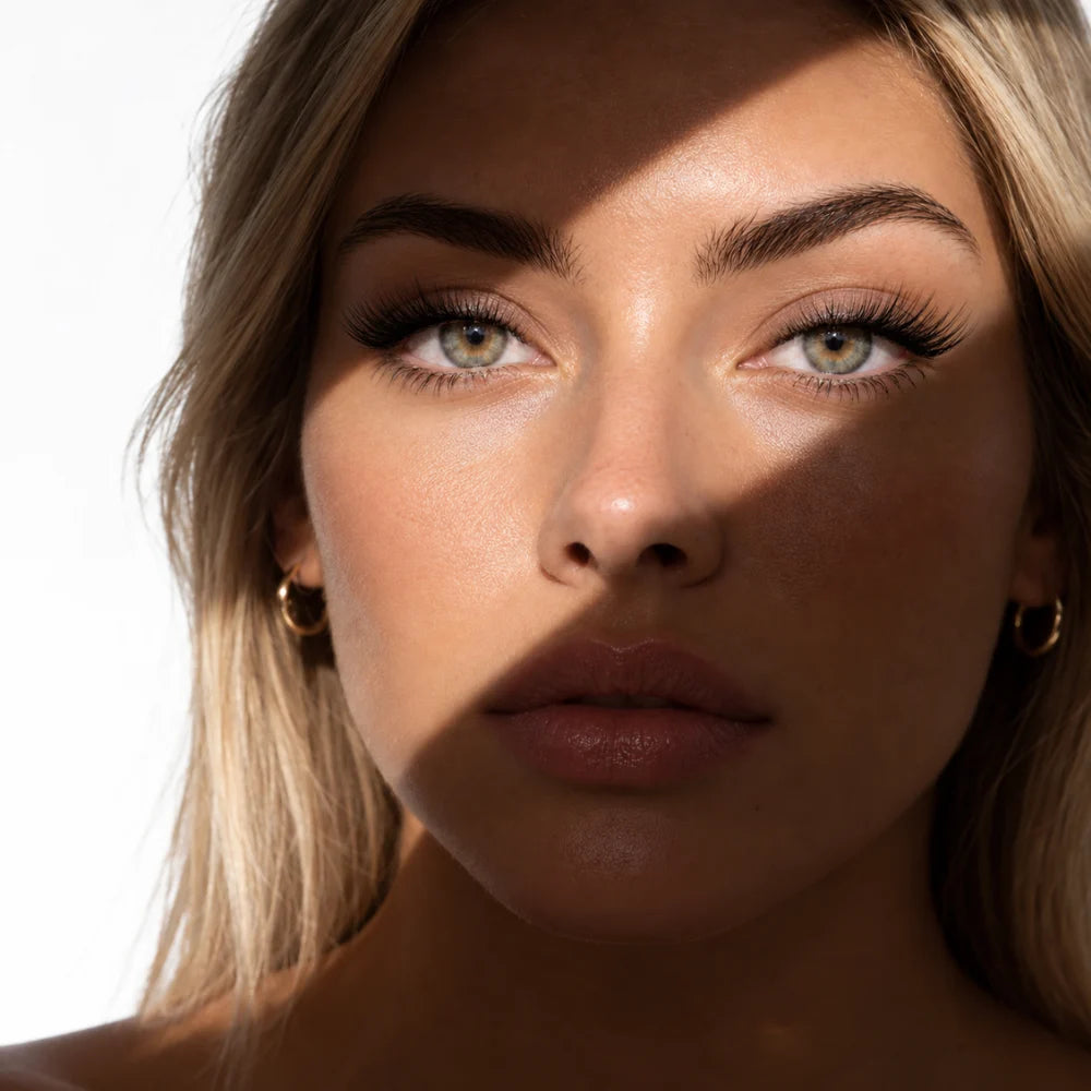 Model met Midnight Kiss in zonlicht