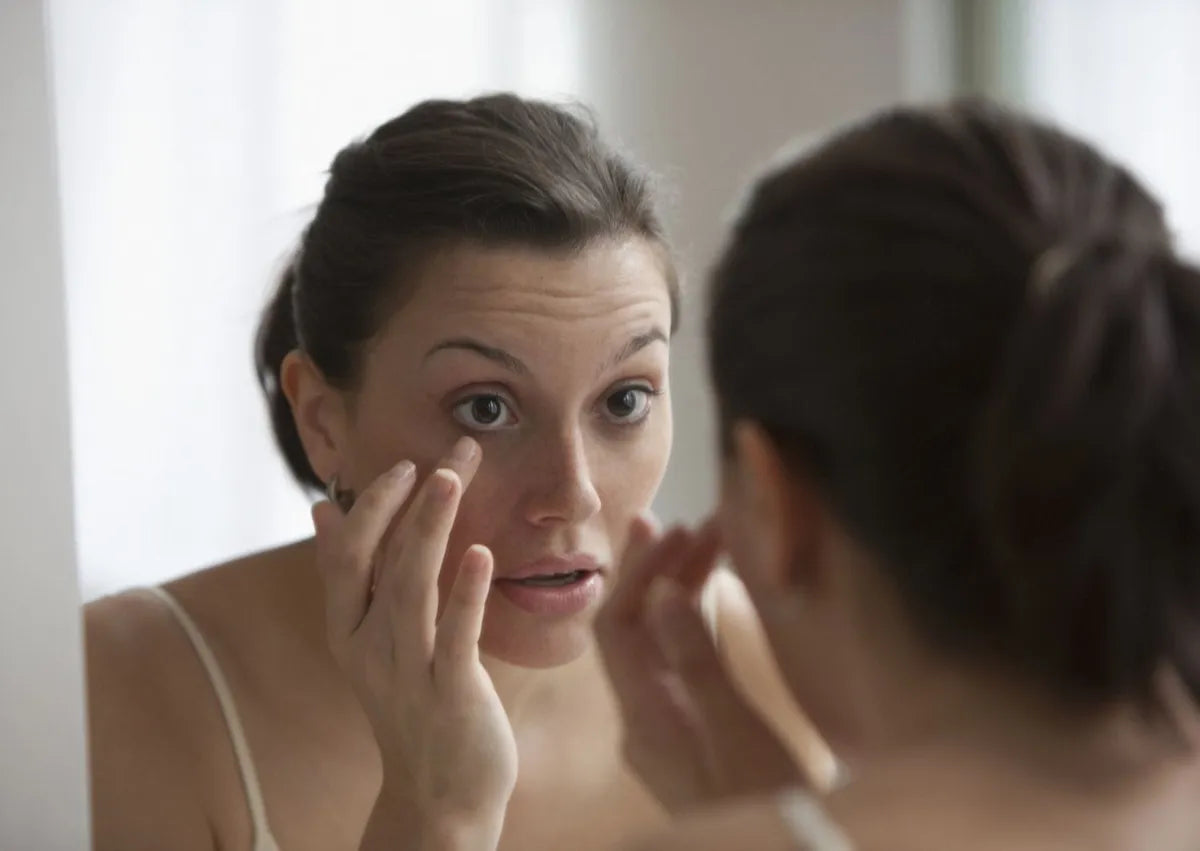 Wimperlijm en irritatie voor de spiegel
