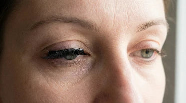 Close-up van een oog met onnatuurlijke nepwimpers