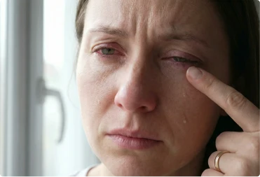 Vrouw met rode, geïrriteerde ogen